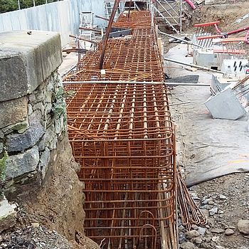 Construction de la poutre d'ancrage des tirants pour la gare du téléphérique de Brest