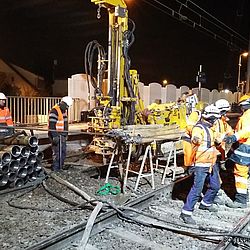 Réalisation de micropieux de nuit sur les voies SNCF en région Parisienne, par les équipes de SOLTECHNIC GROUP