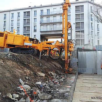 Forage vertical pour la mise en place des tirants verticaux dans le cadre du chantier d'une des gares du téléphérique de Brest
