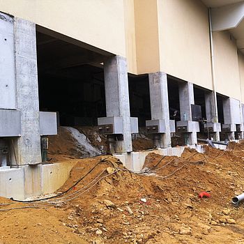 Relevage bâtiment avec verins