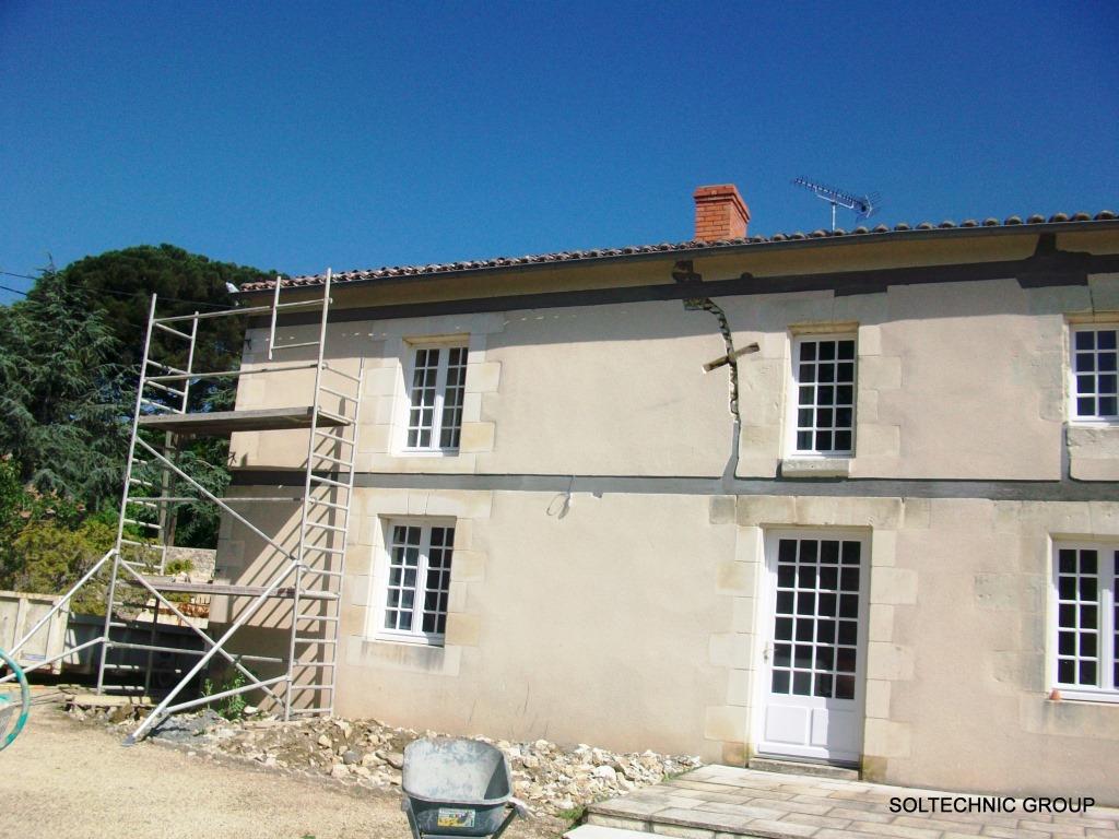 Fissures sur bâtiment, besoin alors d'une étude de sol et d'un spécialiste pour effectuer des réparations durables